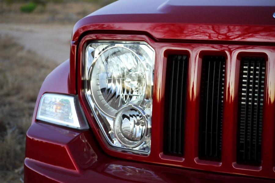  Jeep Liberty Sport 2010 года  (фото 2 из 37)